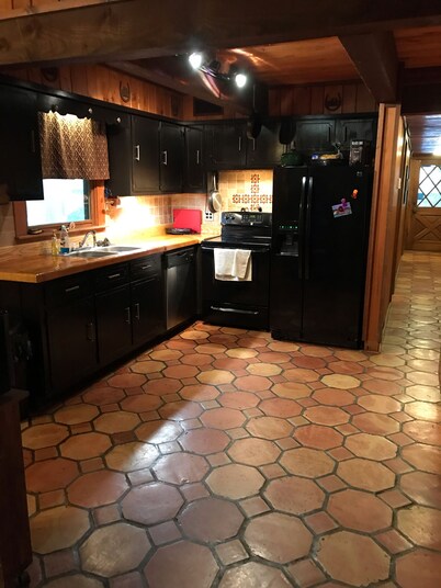 Rustic log cabin with 5 beds in a private setting, minutes Grenada Lake & town.