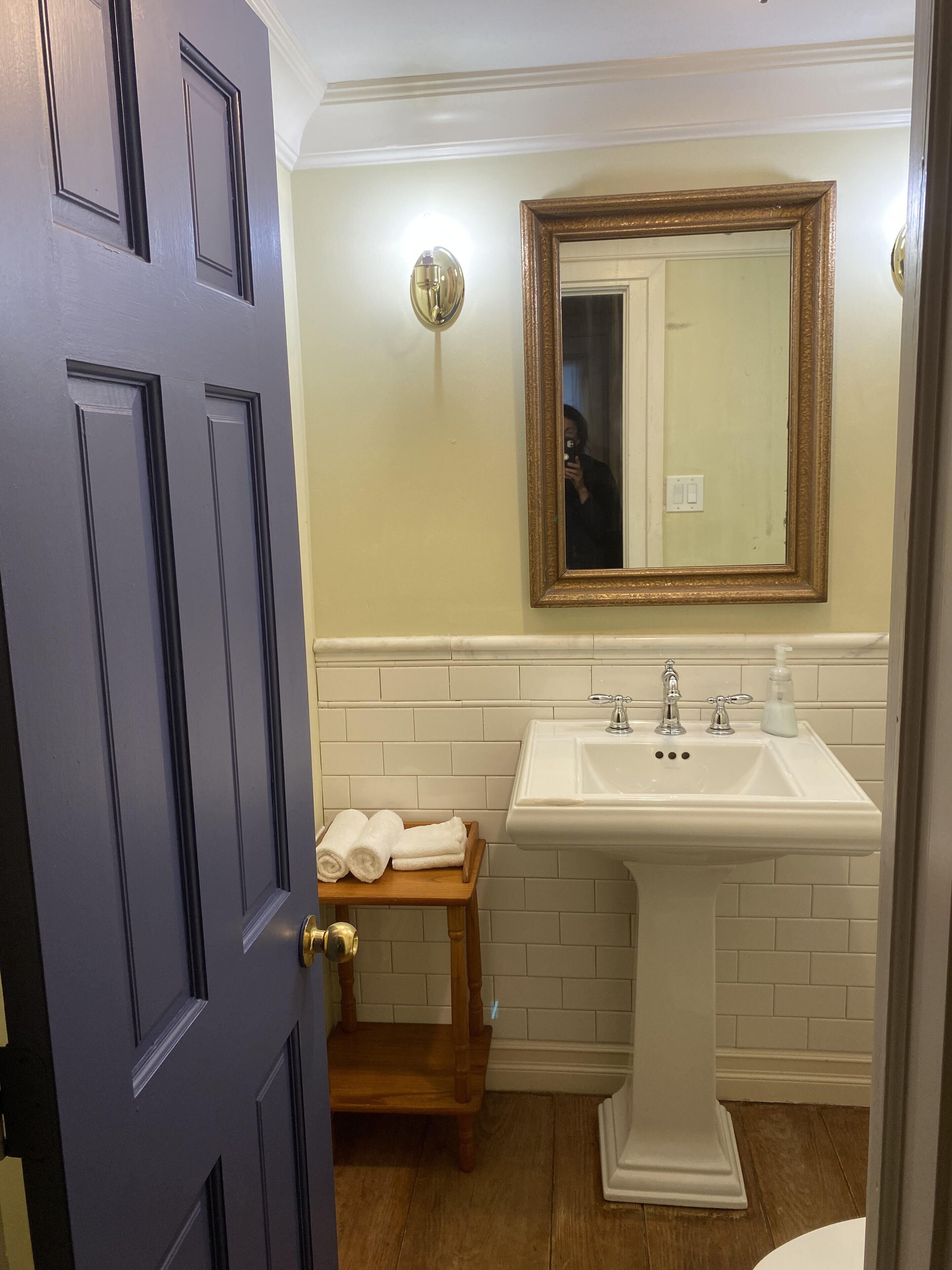 Douche, séchoir à cheveux, serviettes fournies, papier de toilette