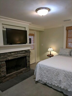 1 dormitori, habitacions insonoritzades i planxa i posts de planxar 