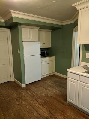 Fridge, oven, stovetop, dishwasher - Niagara Mansion Carriage Suite  (Lewiston)