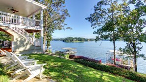 Propiedad frente al lago con muelle techado, asientos exteriores y vistas al lago.