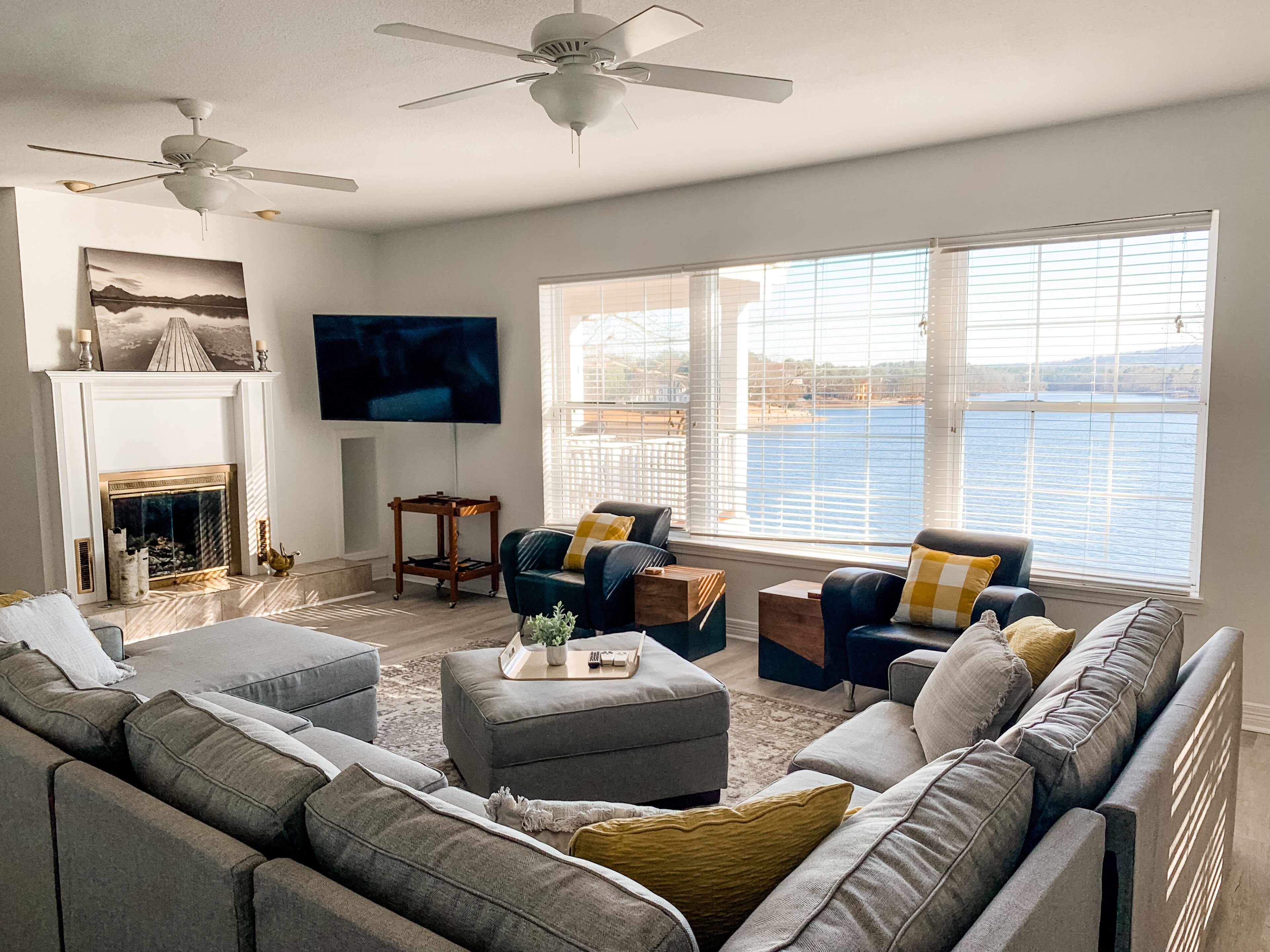 TV connectée, lecteur de DVD, livres, vidéothèque