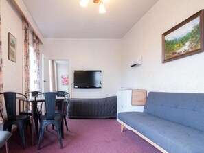 Family Room | Iron/ironing board, free WiFi, bed sheets
