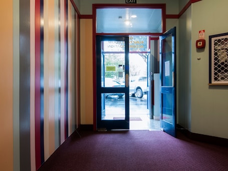 Interior entrance. Masonic Hotel