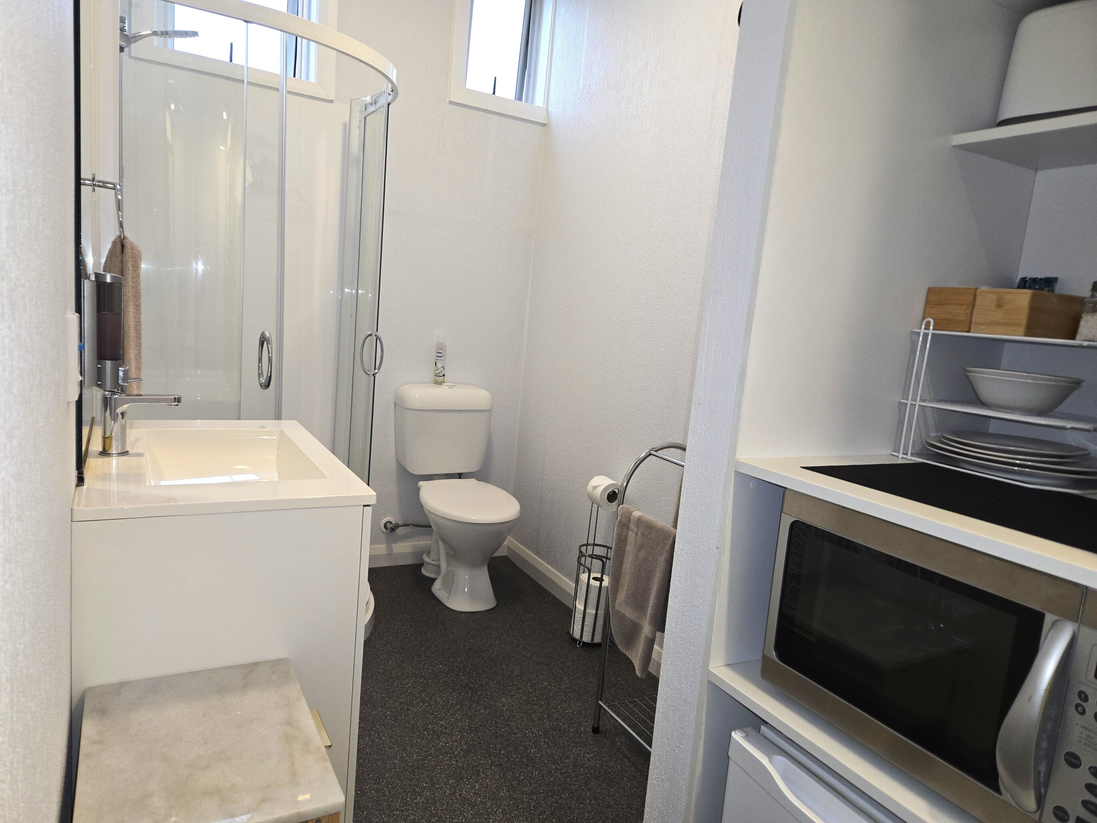 Kamar Double | Kamar mandi | Shower, perlengkapan kamar mandi ramah lingkungan,  dan pengering rambut