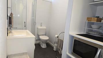Kamar Double | Kamar mandi | Shower, perlengkapan kamar mandi ramah lingkungan, dan pengering rambut