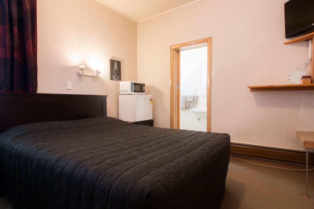 double room | private kitchenette | mini-fridge, microwave, toaster, dining tables