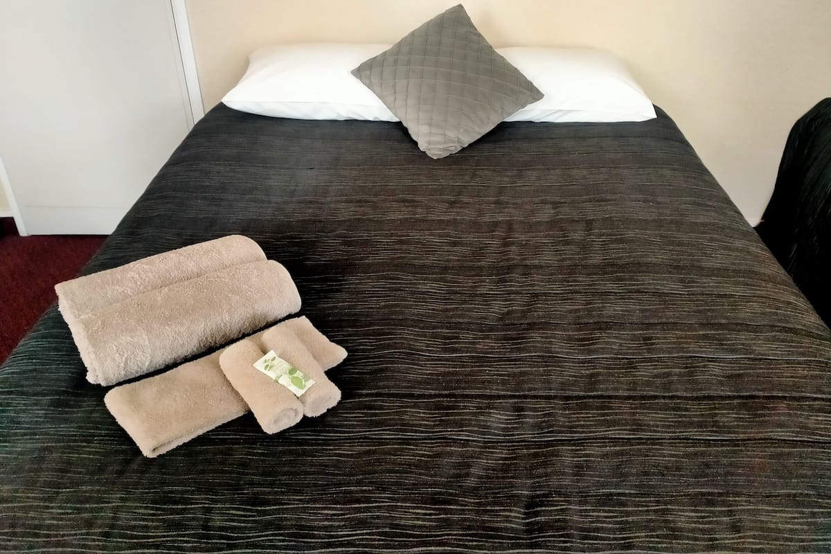 double room | iron/ironing board, free wifi, bed sheets