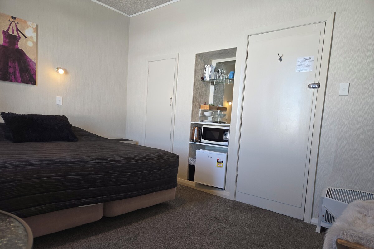 Quarto casal | Cozinha americana privada | Frigobar, micro-ondas, torradeira, mesas de jantar