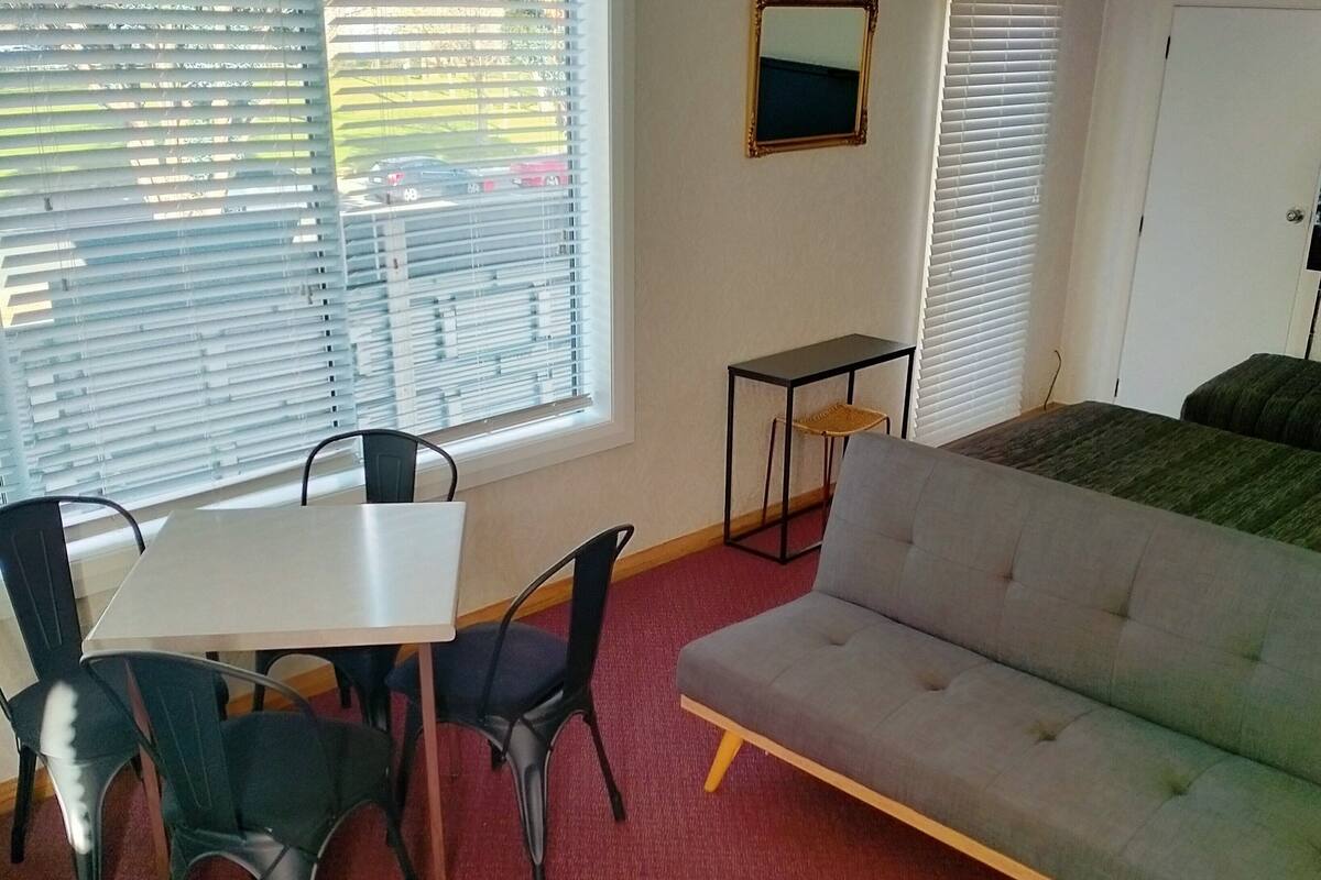 Familierom | Oppholdsområde | En 36-tommers Flatskjerm-TV med digitale kanaler samt TV