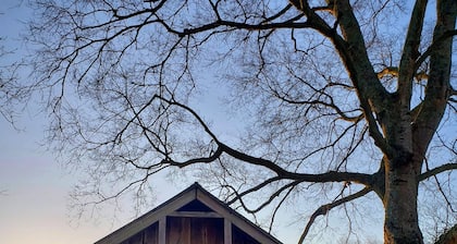 Sunset Farmhouse: A Serene Retreat with Panoramic Views and Relaxing Porch