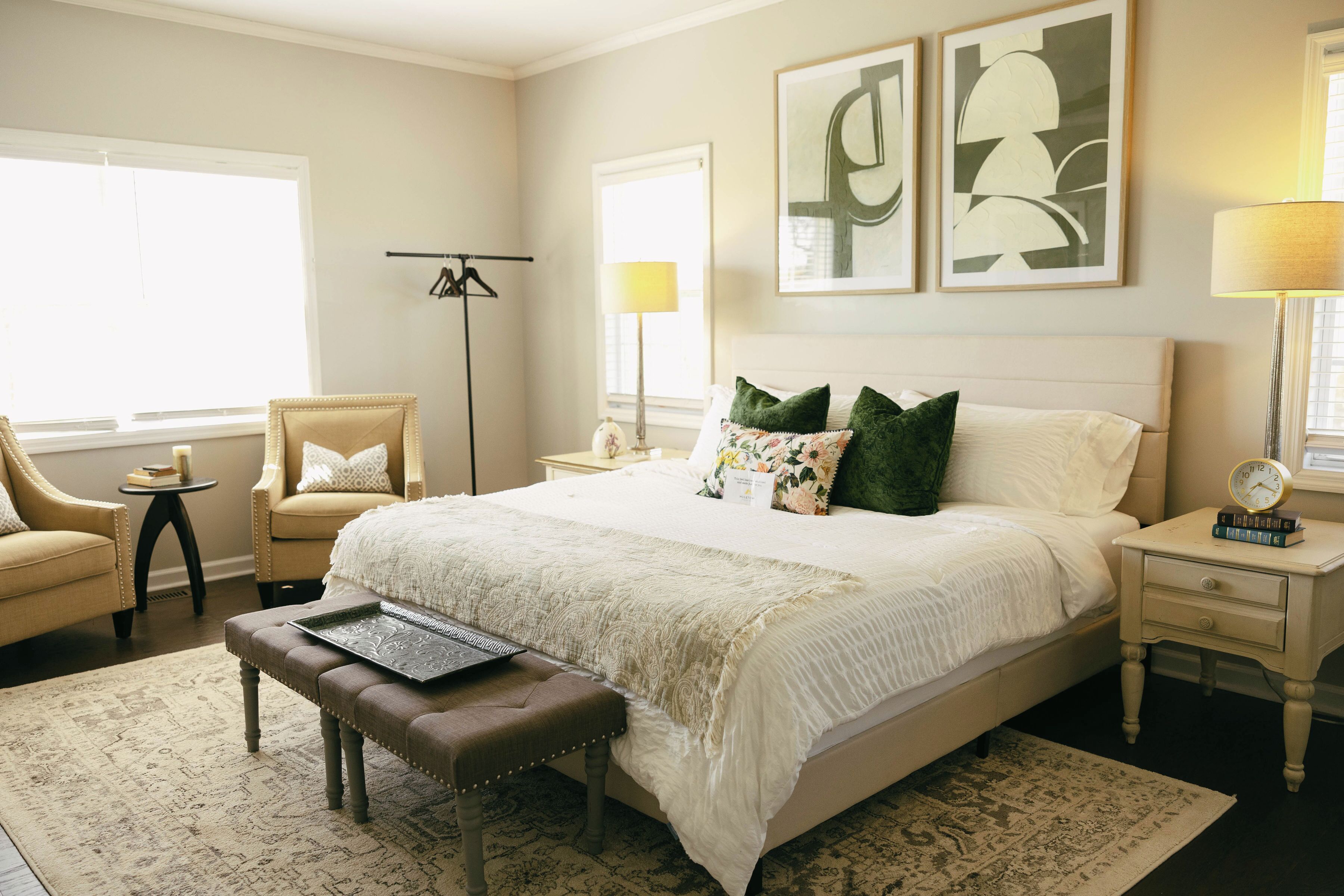 3 soverom, skrivebord, strykejern/-brett og reiseseng for barn