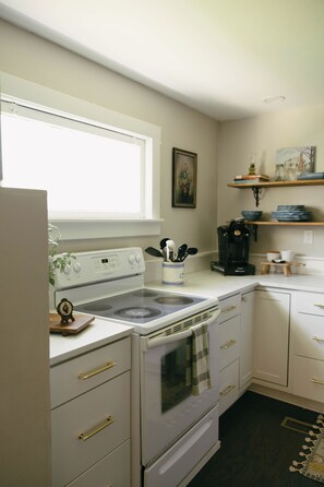 Fridge, microwave, oven, stovetop - Sunset Farmhouse @ Muletown Farm• Fishing Pond • Fire Pit • Horse • Sunset Views (Columbia)
