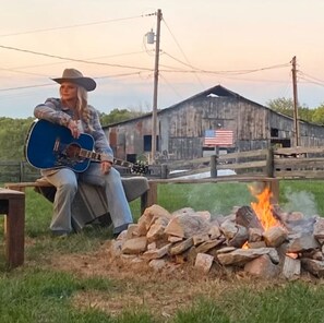 Property grounds - Sunset Farmhouse @ Muletown Farm• Fishing Pond • Fire Pit • Horse • Sunset Views (Columbia)