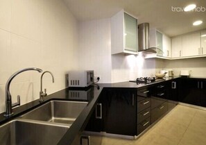 Réfrigérateur, micro-ondes, plaque de cuisson, bouilloire électrique