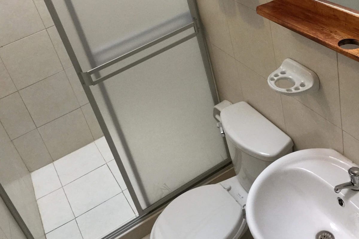 Een douche, een regendouche, gratis toiletartikelen, een haardroger