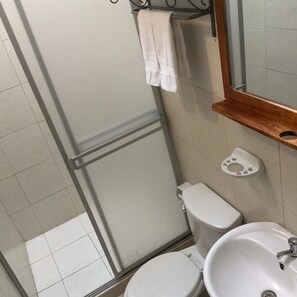 Een douche, een regendouche, gratis toiletartikelen, een haardroger