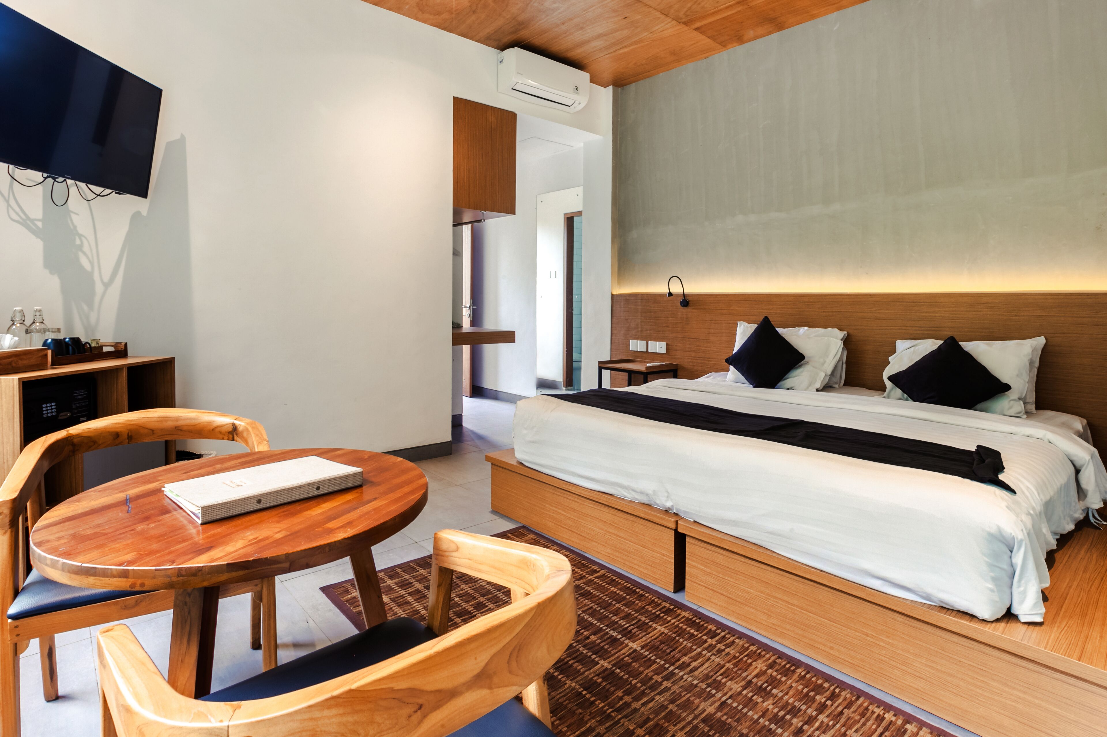 deluxe suite, garden view | 1 bedroom, minibar, in-room safe, desk