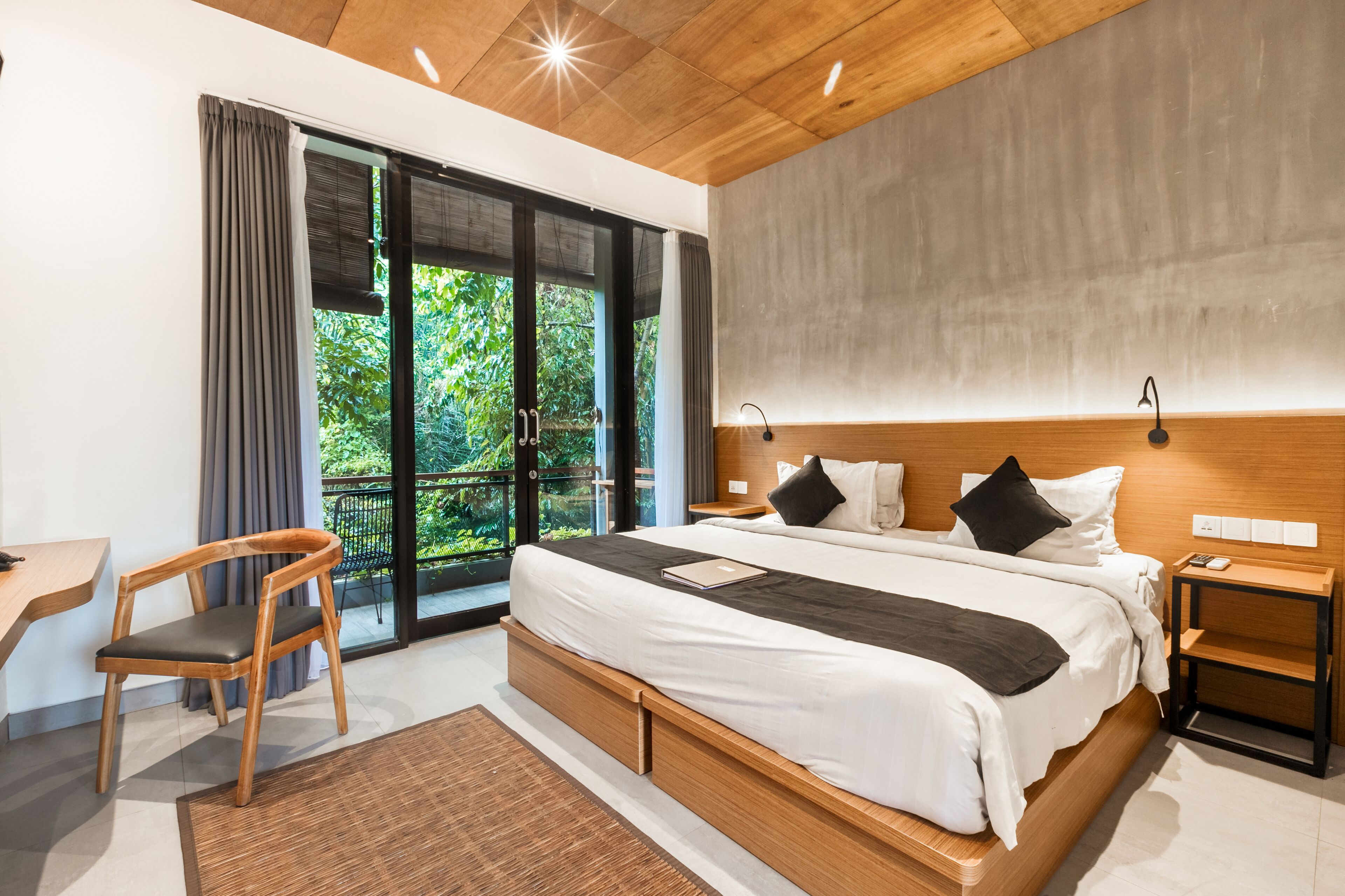 deluxe double or twin room, garden view | 1 bedroom, minibar, in-room safe, desk