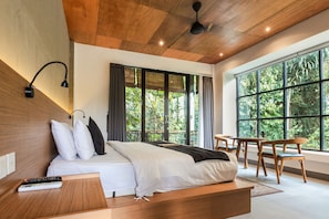 Svit Deluxe - utsikt mot trädgården | Minibar, värdeförvaringsskåp på rummet och skrivbord