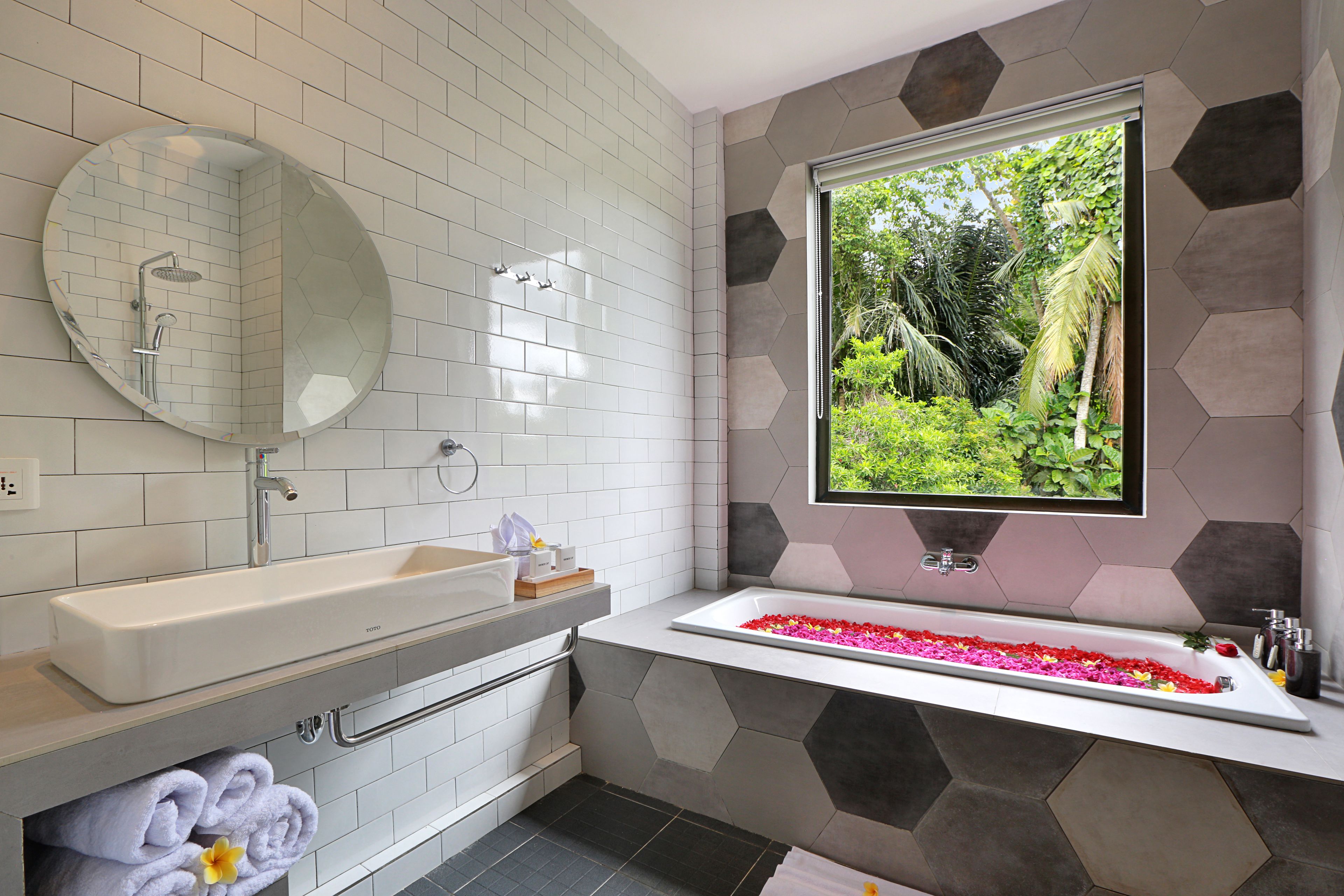deluxe suite, garden view | bathroom | free toiletries, hair dryer, towels