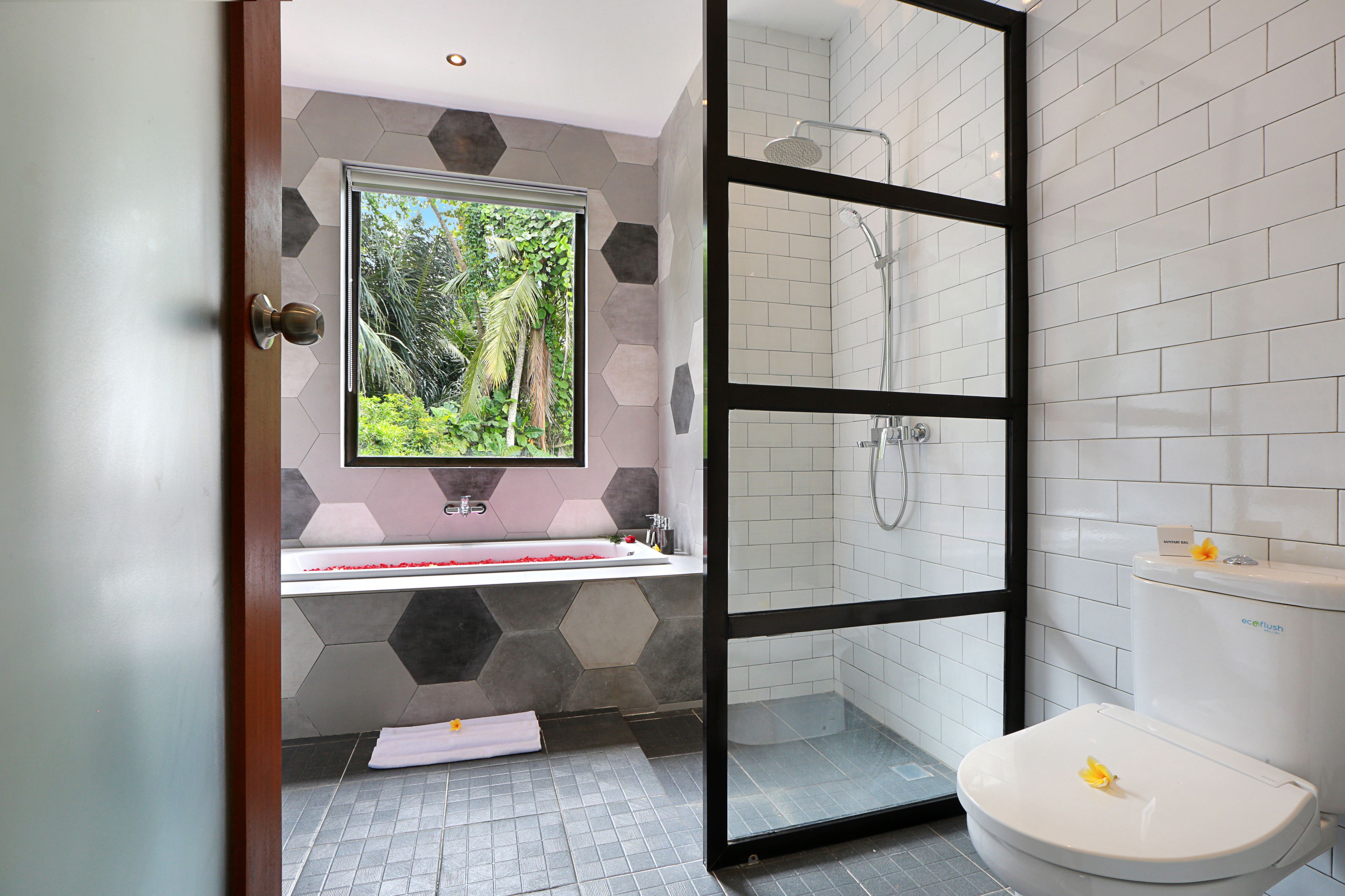 deluxe suite, garden view | bathroom | free toiletries, hair dryer, towels