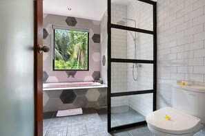 Deluxe Suite, Garden View | Bathroom | Free toiletries, hair dryer, towels - The Nani (Ubud)