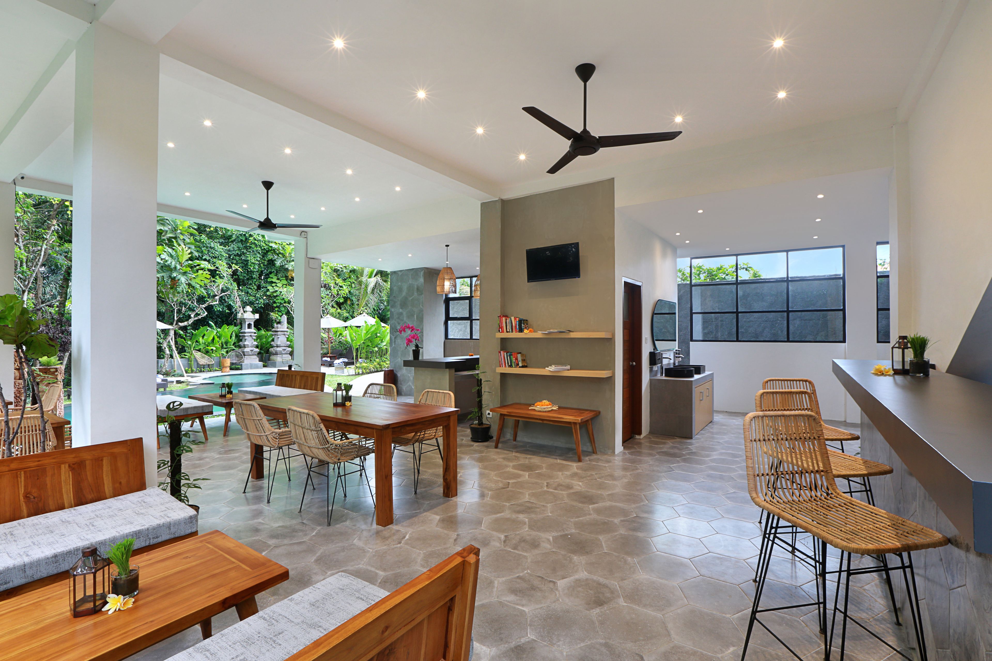 breakfast, lunch and dinner served