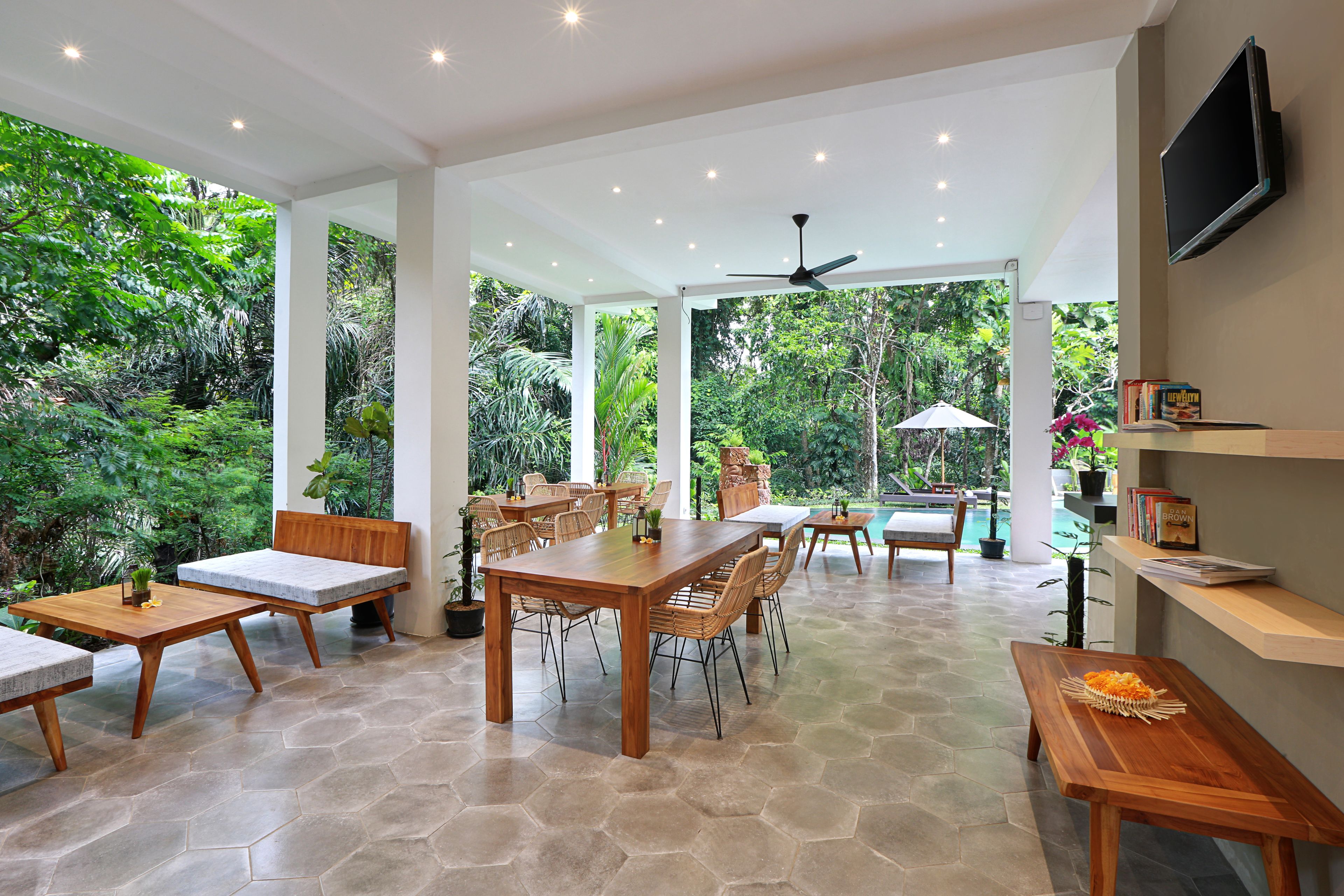 breakfast, lunch and dinner served