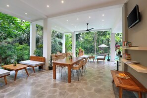 Petit déjeuner, déjeuner et dîner servis sur place