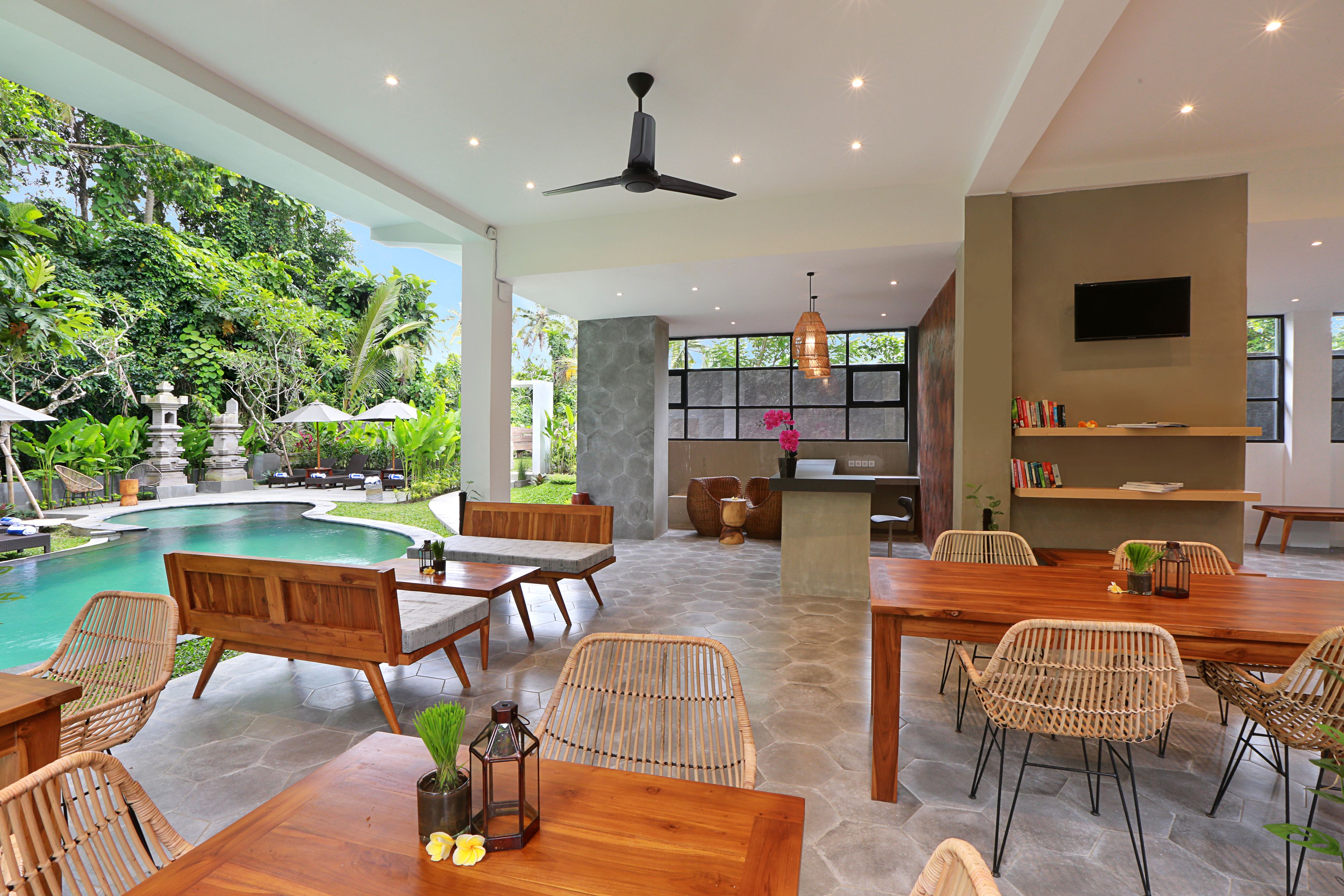 breakfast, lunch and dinner served