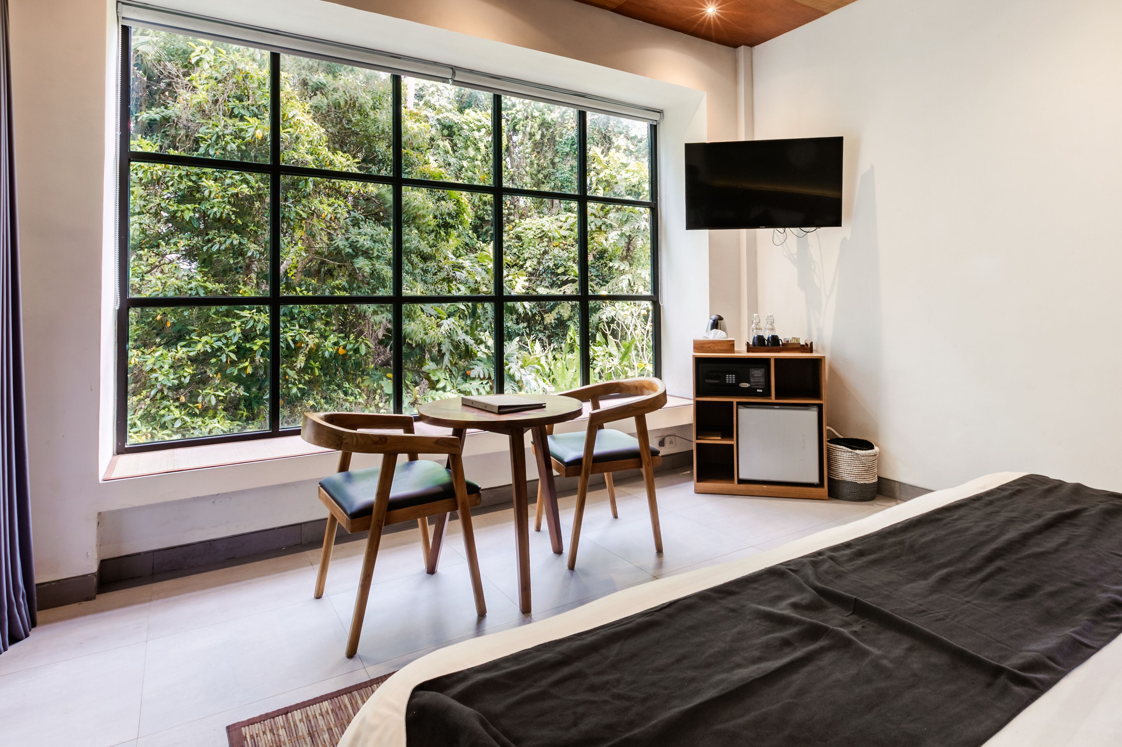 deluxe suite, garden view | 1 bedroom, minibar, in-room safe, desk