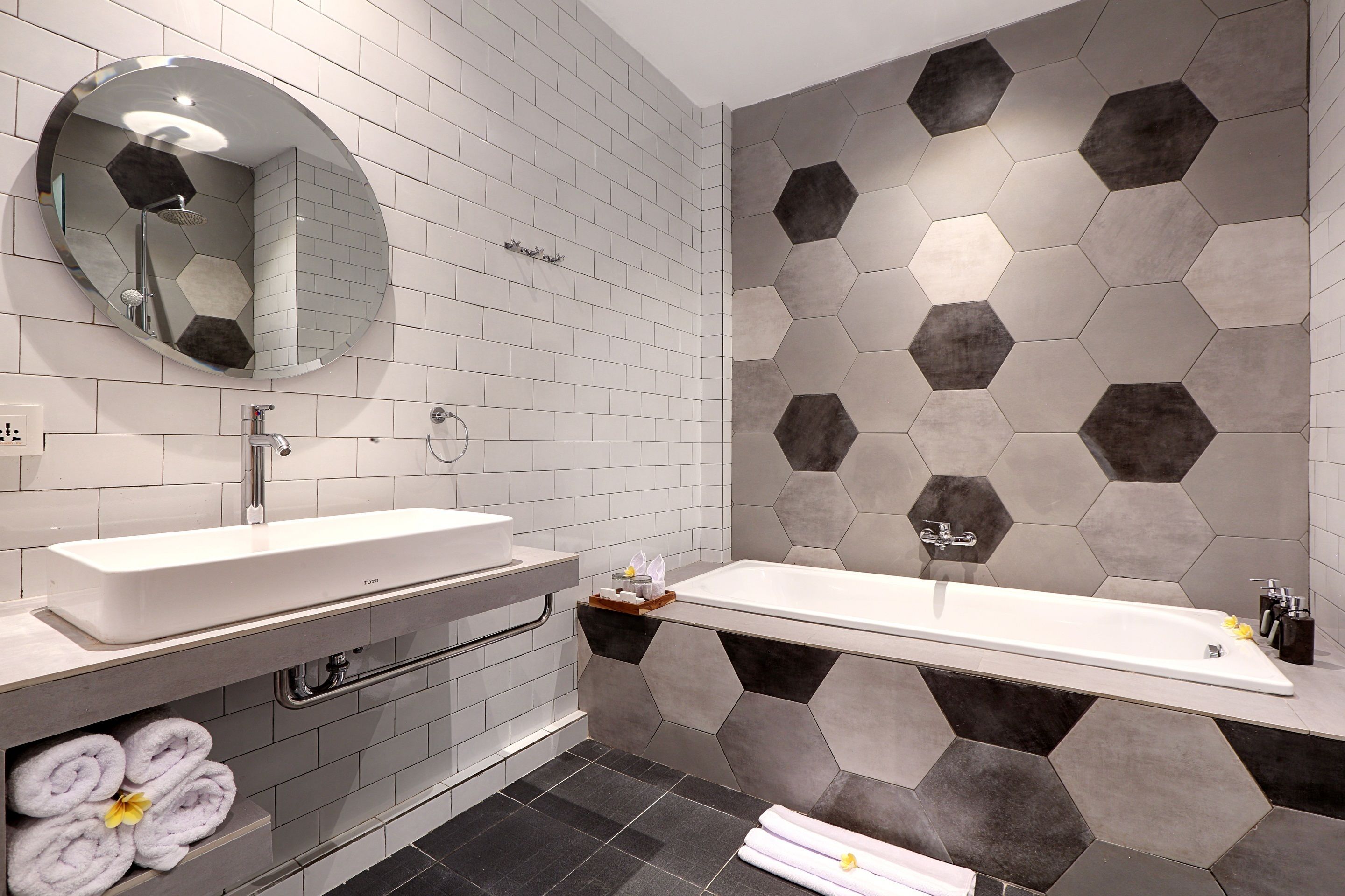 deluxe suite, garden view | bathroom | free toiletries, hair dryer, towels