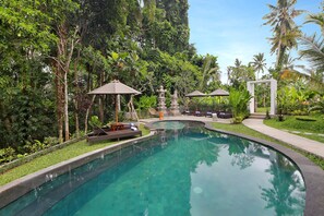 Utomhuspool och parasoller