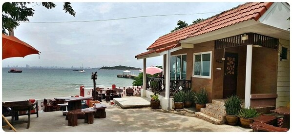 Standard Room, 1 Queen Bed, Non Smoking | Free WiFi, bed sheets