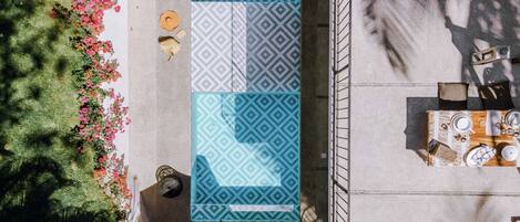 2 açık yüzme havuzu, 9 ve 21 saatleri arasında açık, havuz şemsiyeleri