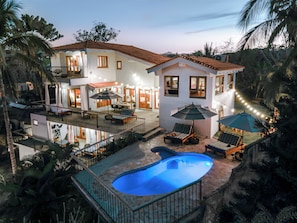 Fachada da propriedade à noite