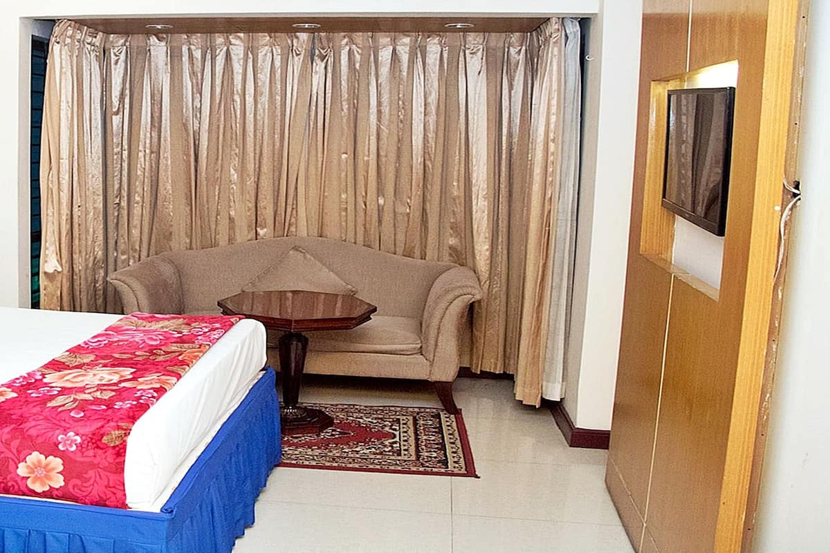 Deluxe Double Room, 1 Queen Bed, Accessible, Non Smoking | Soundproofing, free WiFi, bed sheets