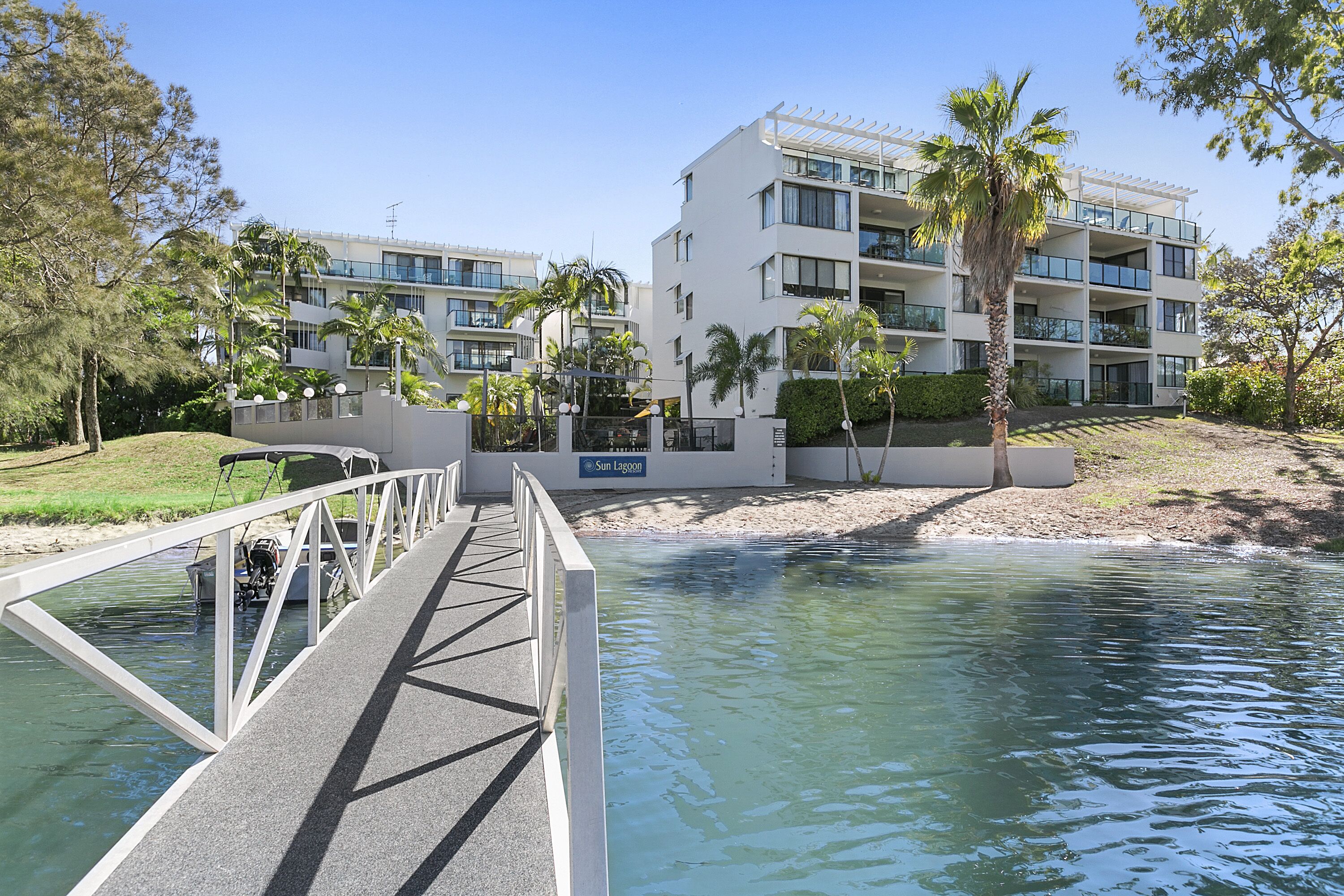 WATER FRONT - RIVER VIEW 2 BEDROOM / 1 BATHROOM - SPLIT LEVEL APT