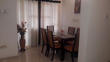 Family Apartment, Multiple Beds, Non Smoking | In-room dining