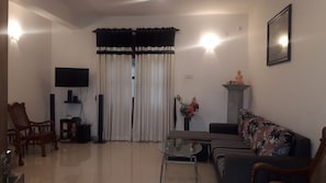 家庭公寓, 多張床, 非吸煙房 | 客廳 | 32 吋LCD 電視連衛星電視頻道、電視