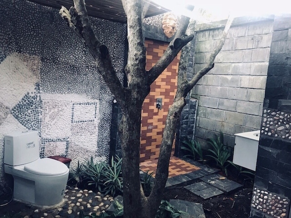 Habitación triple Confort | Baño | Regadera, amenidades de baño gratuitas, secadora de cabello, pantuflas