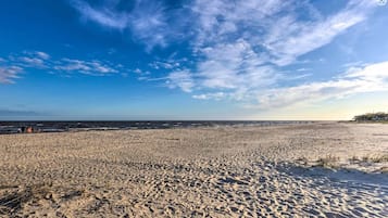 Plage, chaises longues, serviettes de plage