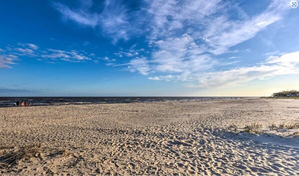 En la playa, camastros y toallas de playa 