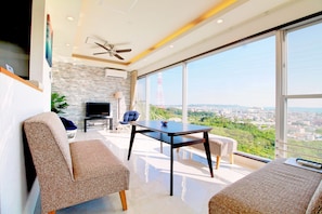 Private Vacation Home | Living room | Flat-screen TV
