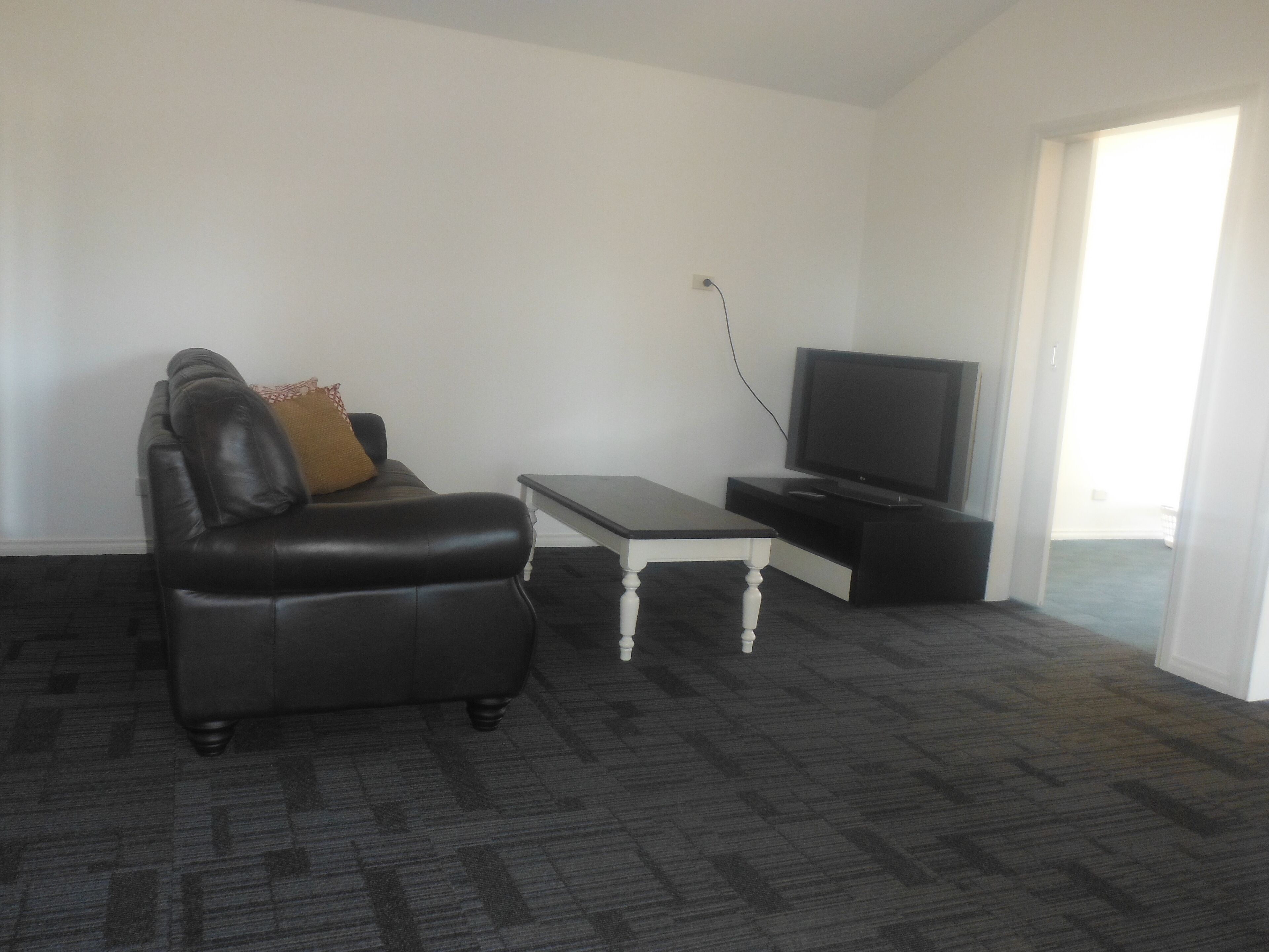 Lakeside Charm: Spacious 2 Bedroom Cottage On Flower Farm Surrounded By Nature — image 5