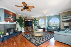 Smart TV, fireplace