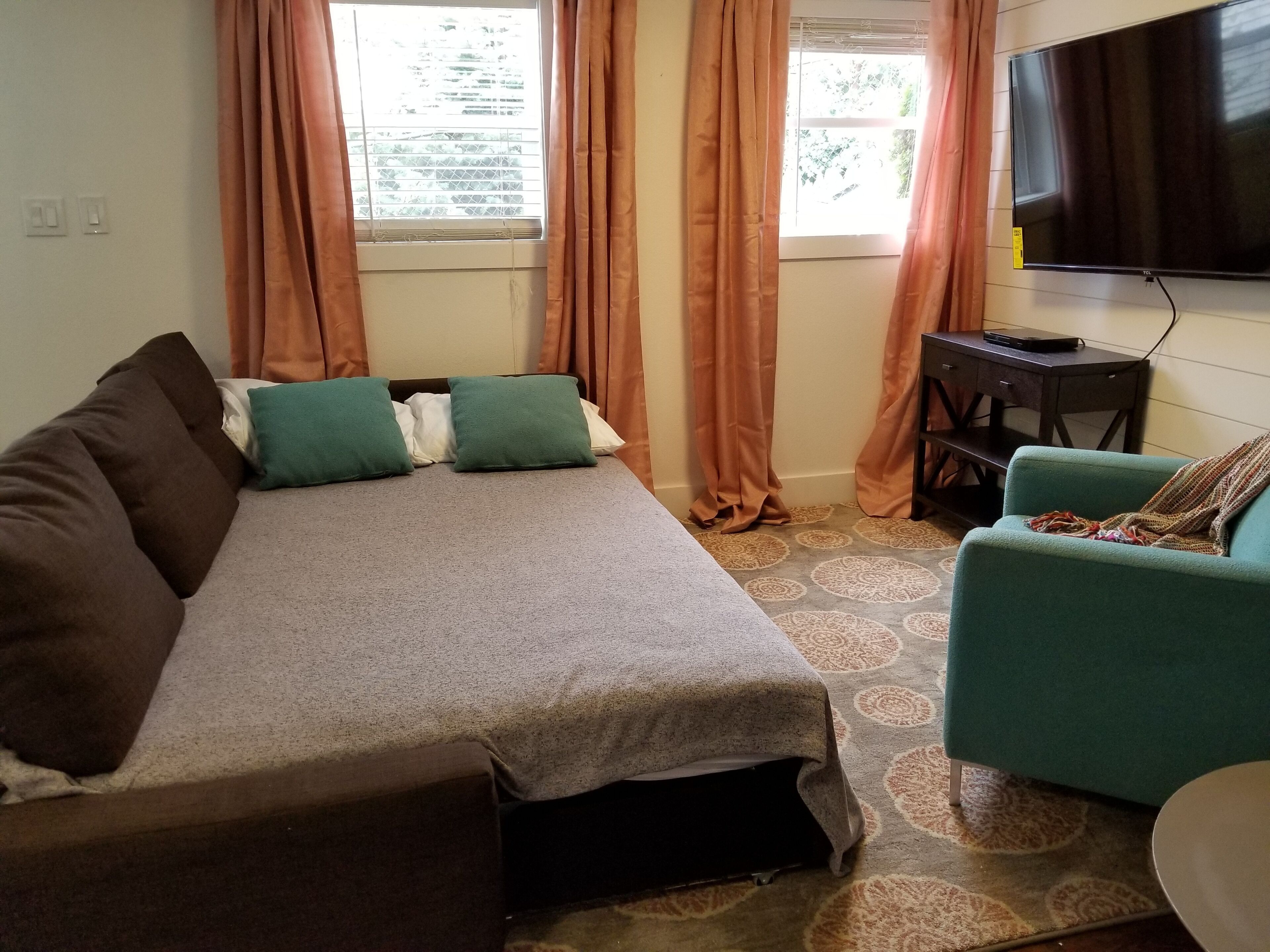 1 dormitorio, escritorio, tabla de planchar con plancha y cuna de viaje