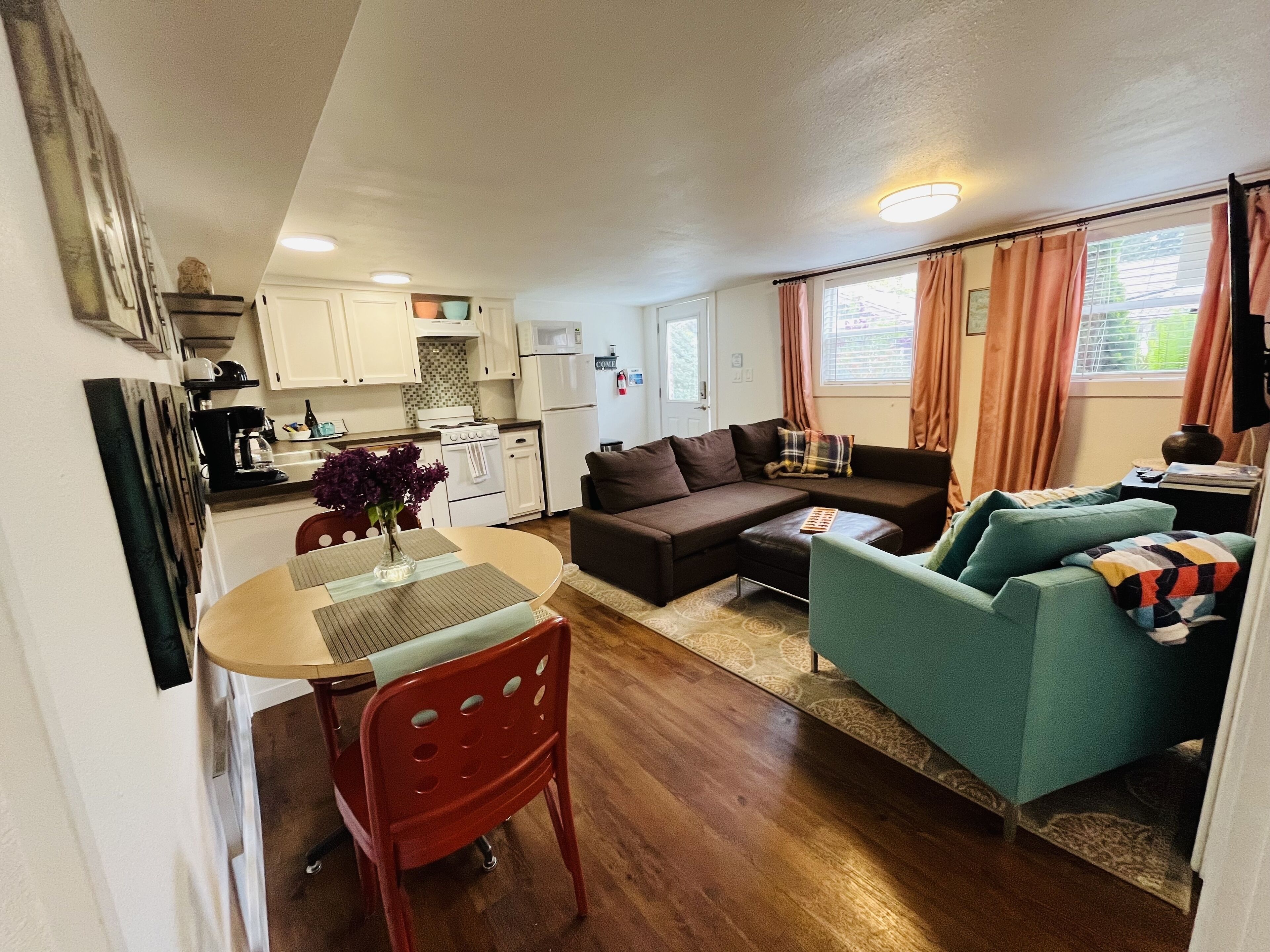 Private 5 Star One Bedroom Bungalow near the Airport/Ocean and 15 min to Seattle