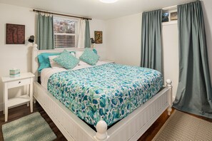 1 chambre, bureau, fer et planche à repasser, lit parapluie